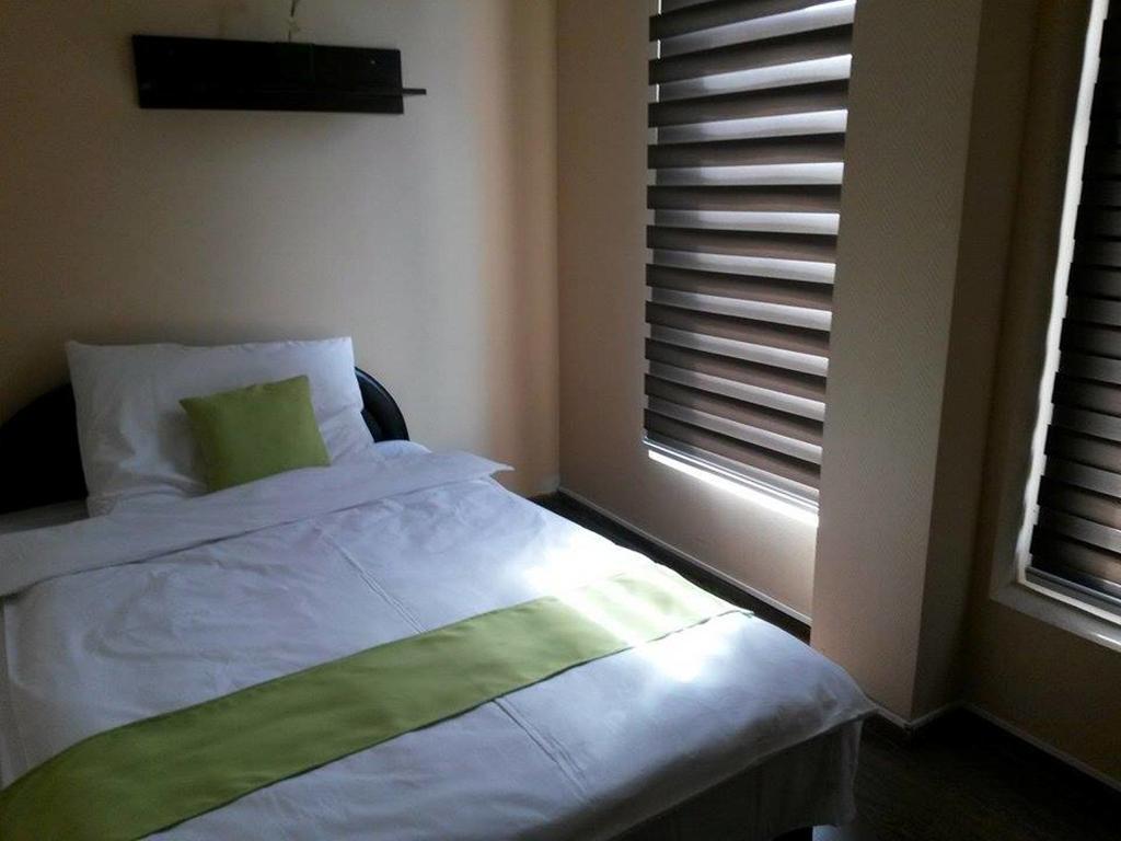 Abszolut Hotel Es Panzio Nyírbátor Zimmer foto