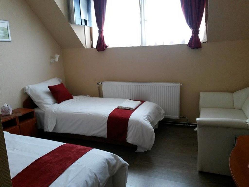 Abszolut Hotel Es Panzio Nyírbátor Zimmer foto