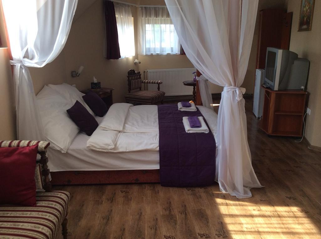 Abszolut Hotel Es Panzio Nyírbátor Zimmer foto