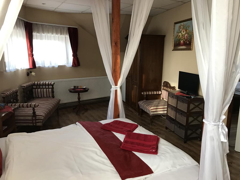 Abszolut Hotel Es Panzio Nyírbátor Exterior foto